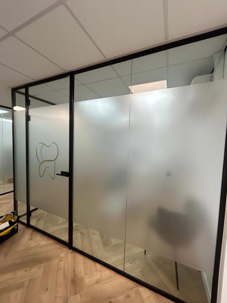 Glazen wand met vouwdeuren